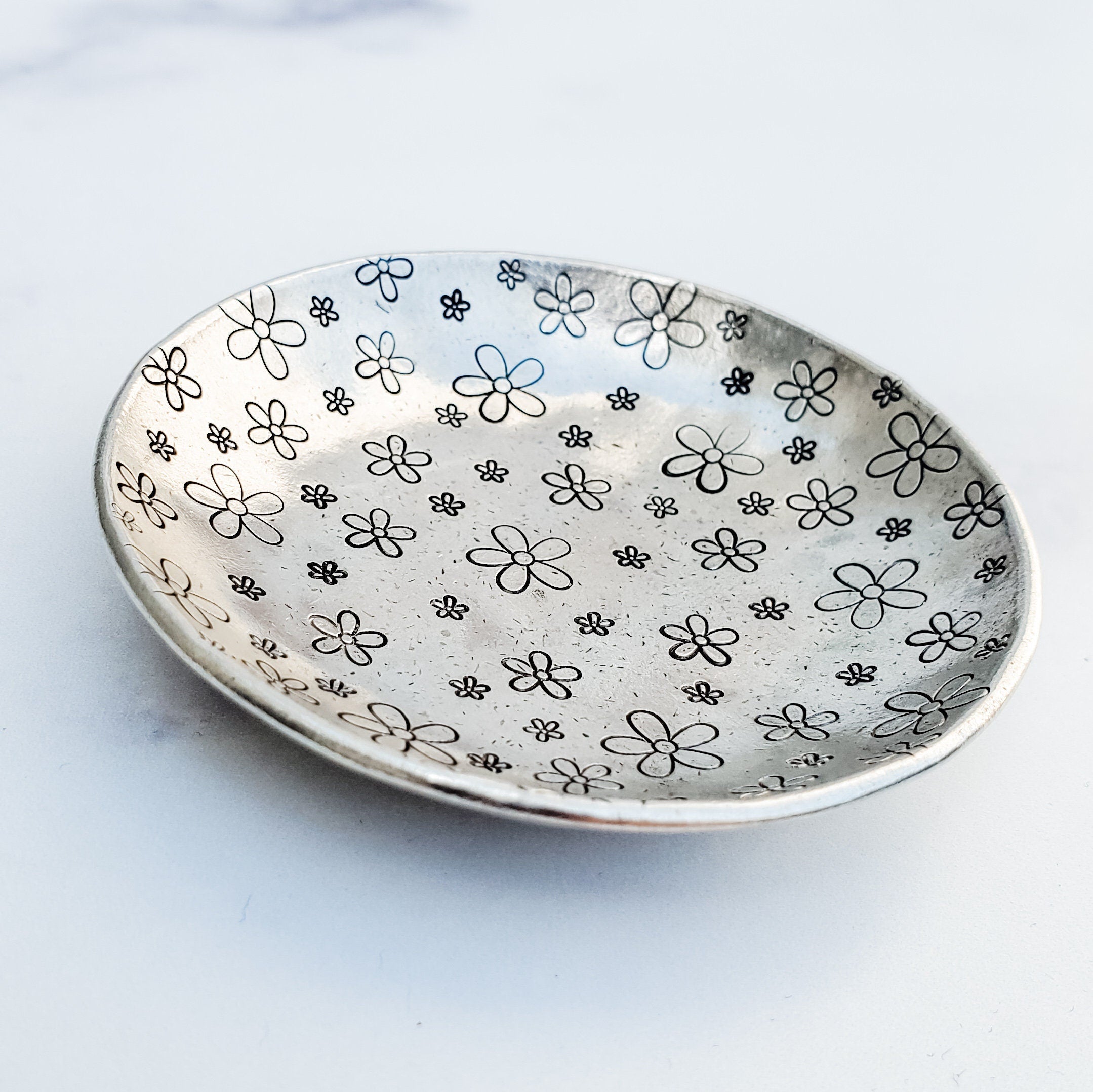 Daisy Ring Dish - Pewter Flower Trinket Dish - Ring Dish for Daisy Lover - Personalized Flower Ring Dish for Mom - Birthday Gift for Her