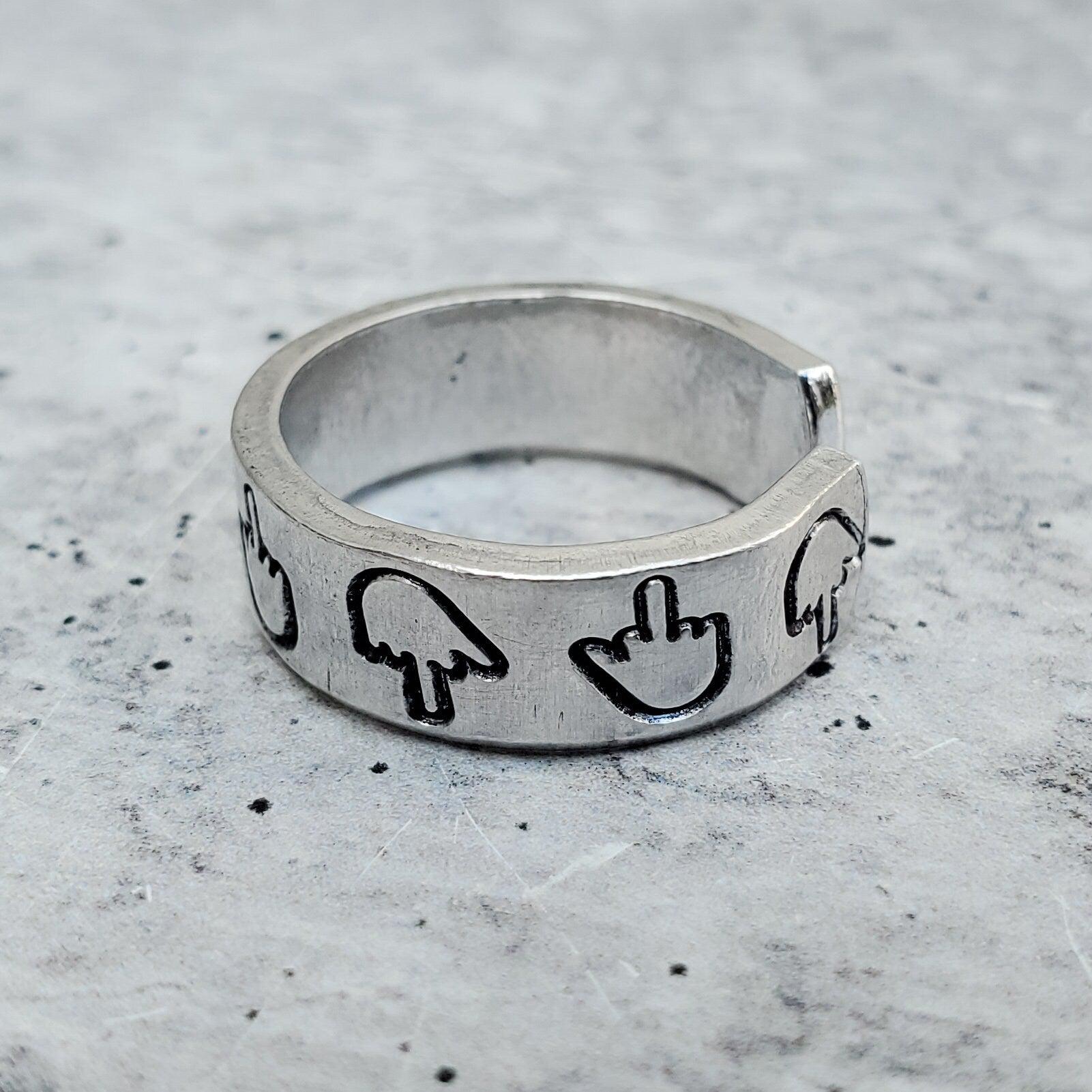 Middle Finger Ring – Silver - PirateRingz Barcelona