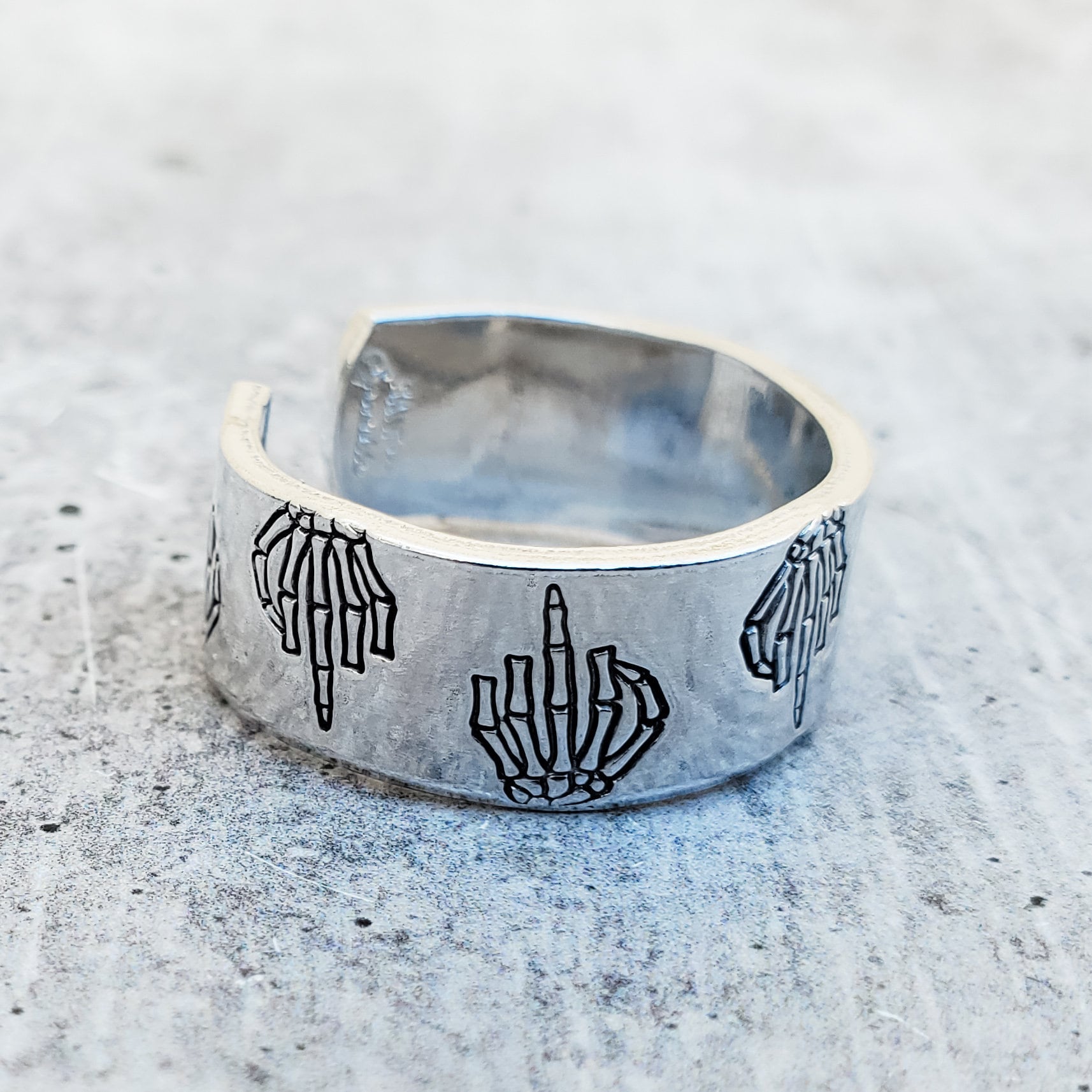 Skeleton Middle Finger Ring - Halloween Gag Gift - Funny Ring for Spooky Season - Gender Neutral Middle Finger Band Ring for Halloween Lover